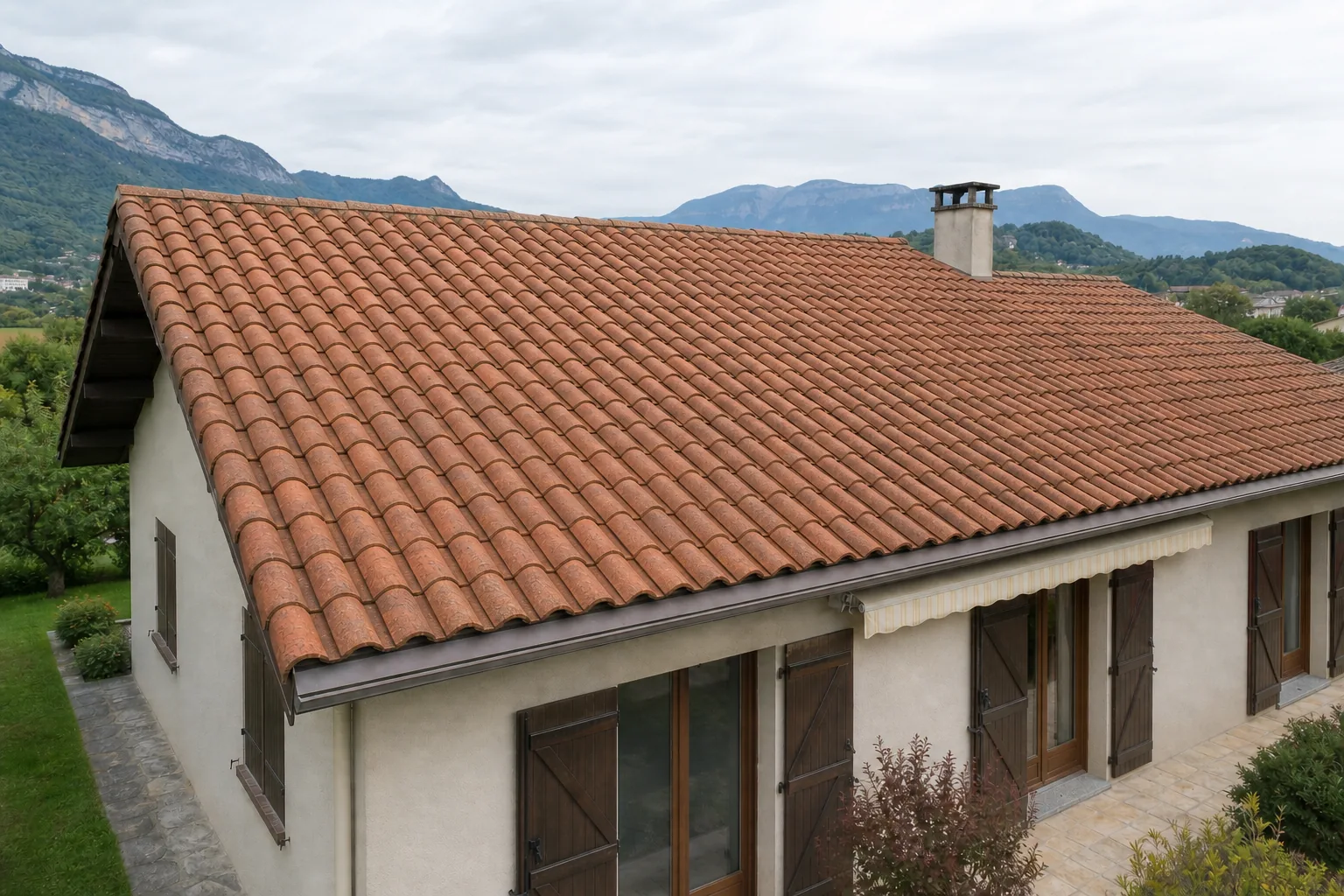 Toiture propre après application d’un traitement hydrofuge